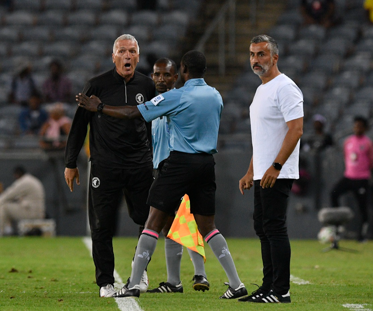 Cease the complaints about poor refereeing in the PSL! Mokwena, Martin, and Middendorp have been informed: “I am satisfied with the performances of all match officials,” says the head of referees at Safa. Cease the complaints about poor refereeing in the PSL! Mokwena, Martin, and Middendorp have been informed: “I am satisfied with the performances of all match officials,” says the head of referees at Safa.