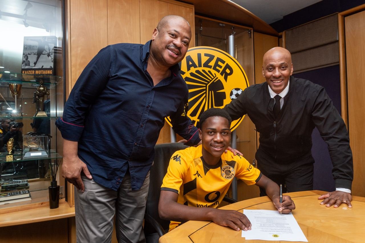 Mfundo Vilakazi: Kaizer Chiefs’ Wonderkid Offered a Senior Team Contract Mfundo Vilakazi: Kaizer Chiefs’ Wonderkid Offered a Senior Team Contract